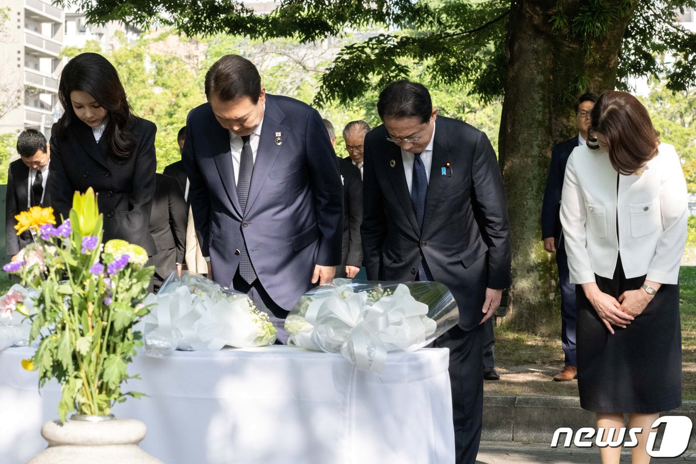 윤석열 대통령 부부와 기시다 후미오 일본 총리 부부가 21일 오전 일본 히로시마 평화기념공원 내 &#39;한국인 원폭 희생자 위령비&#39;에 헌화·참배하고 있다. 왼쪽부터 윤 대통령 부인 김건희 여사, 윤 대통령, 기시다 총리, 기시다 총리 부인 유코 여사. ⓒ 로이터=뉴스1