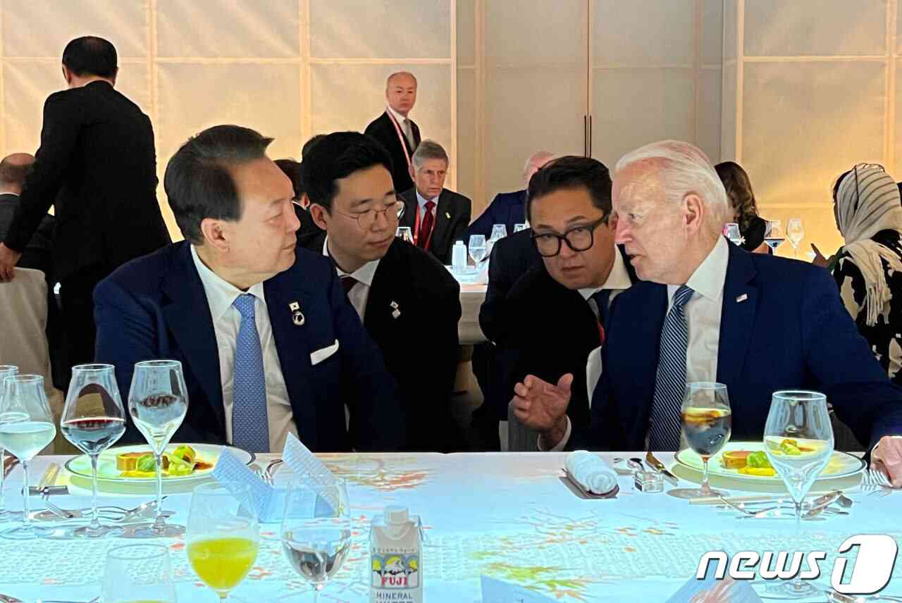 윤석열 대통령이 지난 20일 일본 히로시마 그랜드프린스호텔에서 열린 G7 정상회의 친교만찬에서 조 바이든 미국 대통령과 대화하고 있다. (대통령실 제공) 2023.5.21/뉴스1 © News1 오대일 기자
