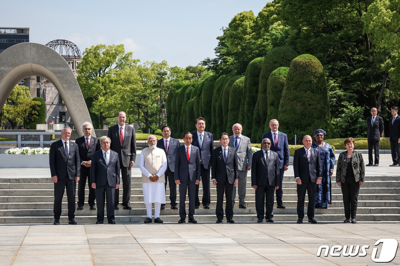 본문 이미지 - 일본 히로시마 주요 7개국(G7) 정상회의에 참석한 정상들과 주요 기구 대표들이 21일 히로시마 평화기념공원 헌화에 앞서 사진 포즈를 취했다. 사진 앞쪽 왼쪽부터 마티아스 코먼 경제협력개발기구(OECD) 사무총장, 안토니우 구테흐스 유엔 사무총장, 나렌드라 모디 인도 총리, 조코 위도도 인도네시아 대통령, 기시다 후미오 일본 총리, 아잘리 아수마니 코모로 대통령, 마크 브라운 쿡제도 총리, 크리스탈리나 게오르기에바 국제통화기금(IMF) 사무총장, 뒷줄 왼쪽부터 파티 비롤 국제에너지기구(IEA) 사무총장, 데이비드 맬패스 세계은행(WB) 총재, 팜 민 찐 베트남 총리, 윤석열 대통령, 루이스 이나시우 룰라 다 시우바 브라질 대통령, 앤서니 앨버니지 호주 총리, 응고지 오콘조 이웨알라 세계무역기구(WTO) 사무총장 ⓒ 로이터=뉴스1 ⓒ News1 최종일 기자