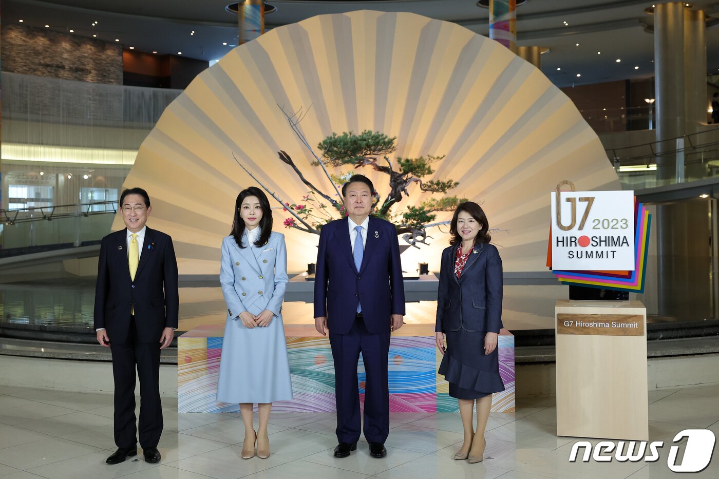 본문 이미지 - 주요 7개국(G7) 정상회의 참석차 일본을 방문 중인 윤석열 대통령과 김건희 여사가 20일 오후 일본 히로시마 그랜드프린스호텔에서 열린 G7 정상회의 초청국 환영행사에서 기시마 후미오 일본 총리, 유코 여사와 기념촬영을 하고 있다. (대통령실 제공) 2023.5.21/뉴스1 ⓒ News1 오대일 기자