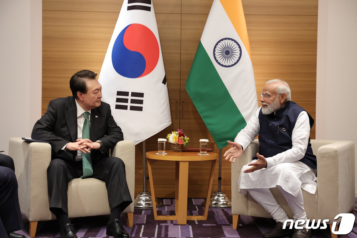 본문 이미지 - 주요 7개국(G7) 정상회의 참석차 일본을 방문 중인 윤석열 대통령이 20일 히로시마의 한 호텔에서 열린 한-인도 정상회담에서 나렌드라 모디 인도 총리와 대화를 나누고 있다. (대통령실 제공) 2023.5.21/뉴스1 ⓒ News1 오대일 기자