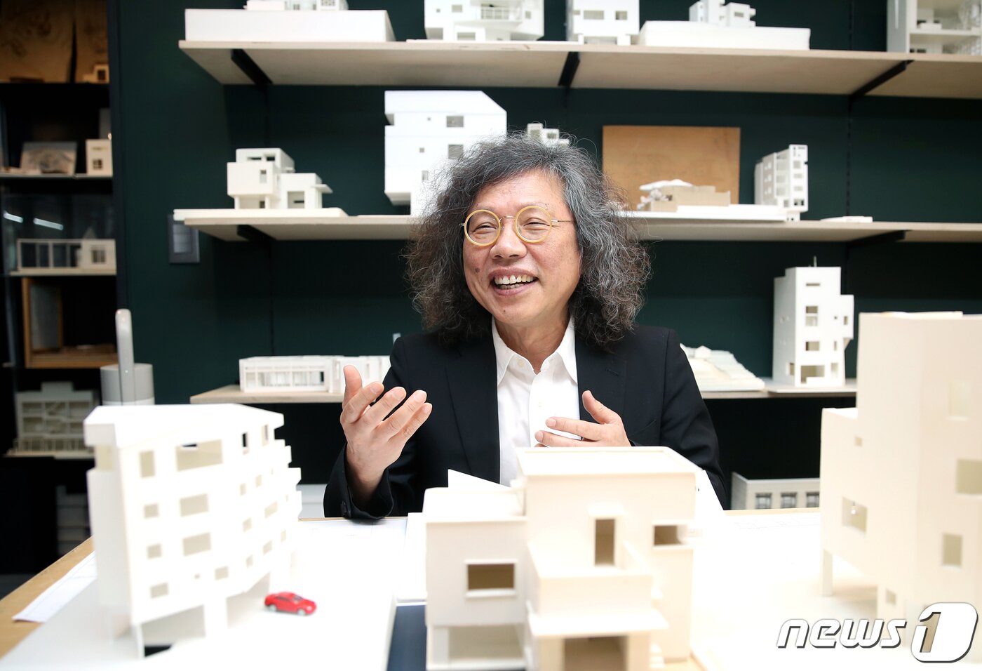 본문 이미지 - 임형남 새건축사협의회장(가온건축 대표)이 19일 서울 강남구 가온건축사무소 사무실에서 열린 뉴스1과의 인터뷰에 앞서 포즈를 취하고 있다. 인터뷰 대담=김희준 건설부동산부 부장, 정리= 최서윤 기자.. 2023.5/19 ⓒ News1 권현진 기자