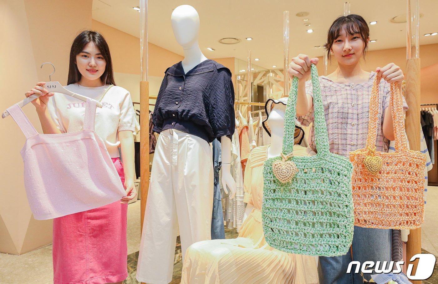 본문 이미지 - 서울 강남구 현대백화점 무역센터점 6층 'SJSJ'매장에서 직원이 화사한 색감이 눈에 띄는 올 여름 신상품을 소개하고 있는 모습. (현대백화점 제공) 2023.5.21/뉴스1