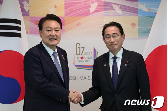 주요 7개국(G7) 정상회의 참석차 일본을 방문 중인 윤석열 대통령이 21일 히로시마 평화기념공원 국제회의장에서 열린 한일 정상회담에서 기시다 후미오 일본 총리와 악수하고 있다. (대통령실 홈페이지) 2023.5.21/뉴스1 © News1 오대일 기자