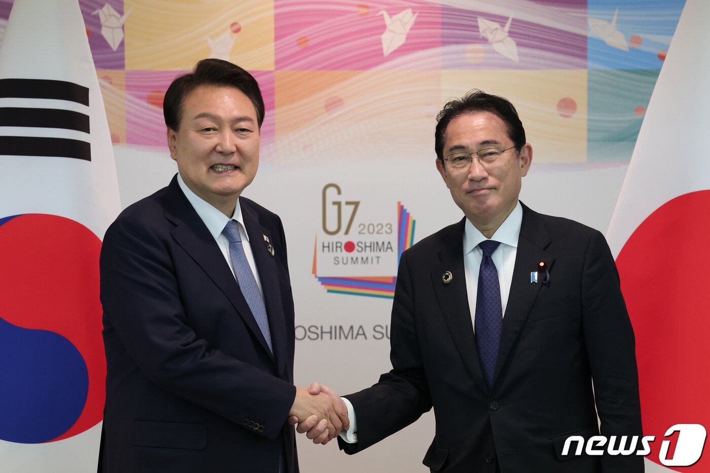 본문 이미지 - 주요 7개국&#40;G7&#41; 정상회의 참석차 일본을 방문 중인 윤석열 대통령이 21일 히로시마 평화기념공원 국제회의장에서 열린 한일 정상회담에서 기시다 후미오 일본 총리와 악수하고 있다. &#40;대통령실 홈페이지&#41; 2023.5.21/뉴스1 ⓒ News1 오대일 기자