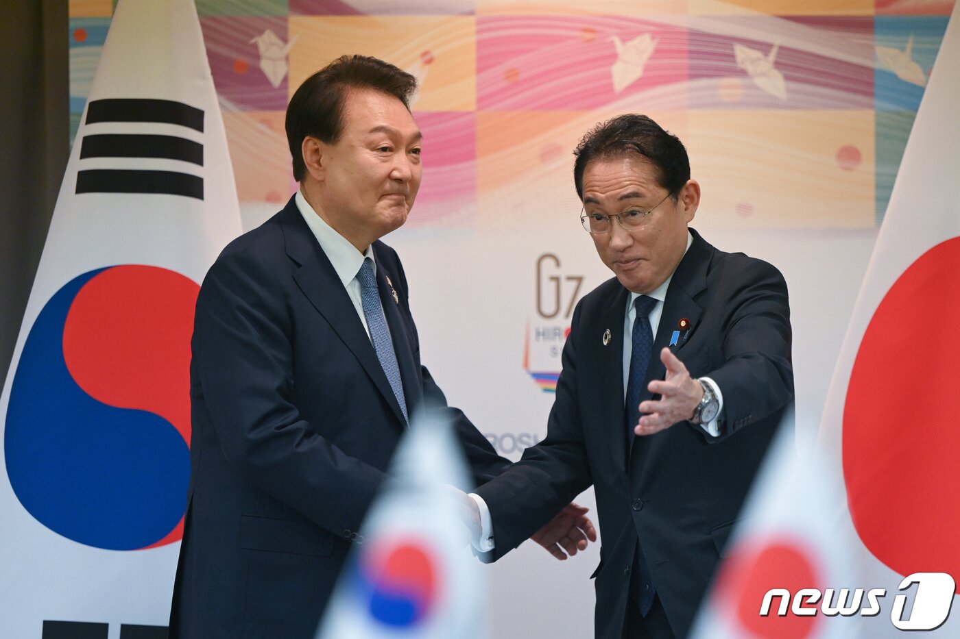 본문 이미지 - 주요 7개국&#40;G7&#41; 정상회의 참석차 일본을 방문 중인 윤석열 대통령이 21일 히로시마 평화기념공원 국제회의장에서 열린 한일 정상회담에서 기시다 후미오 일본 총리와 악수하고 있다. &#40;대통령실 제공&#41; 2023.5.21/뉴스1 ⓒ News1 오대일 기자