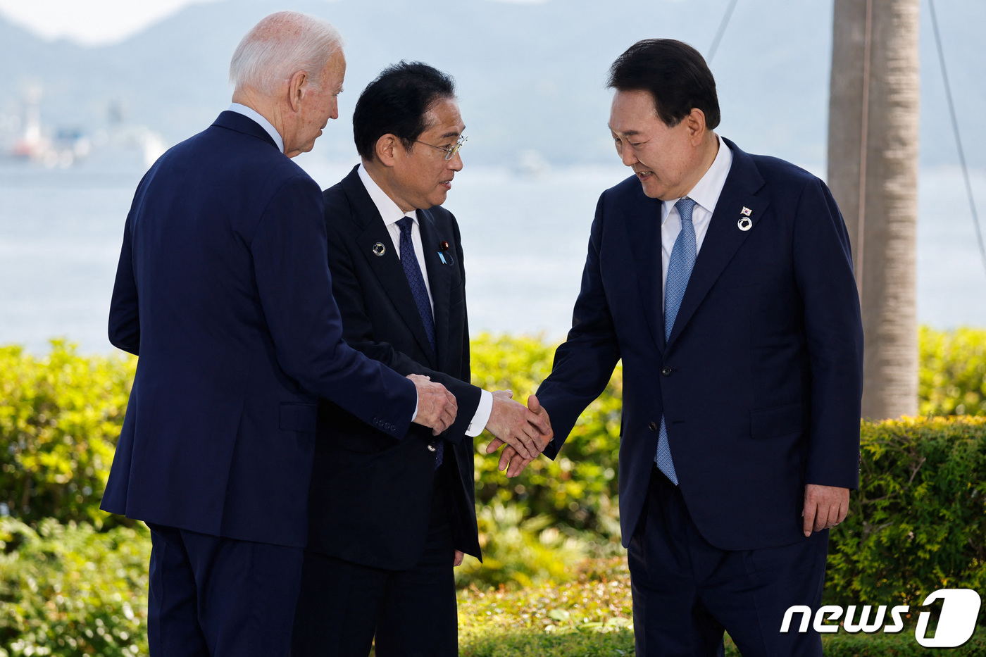 (히로시마 로이터=뉴스1) 최종일 기자 = 윤석열 대통령과 조 바이든 미국 대통령(맨좌측), 기시다 후미오 일본 총리(가운데)가 21일 히로시마 주요 7개국(G7) 정상회의를 계기 …