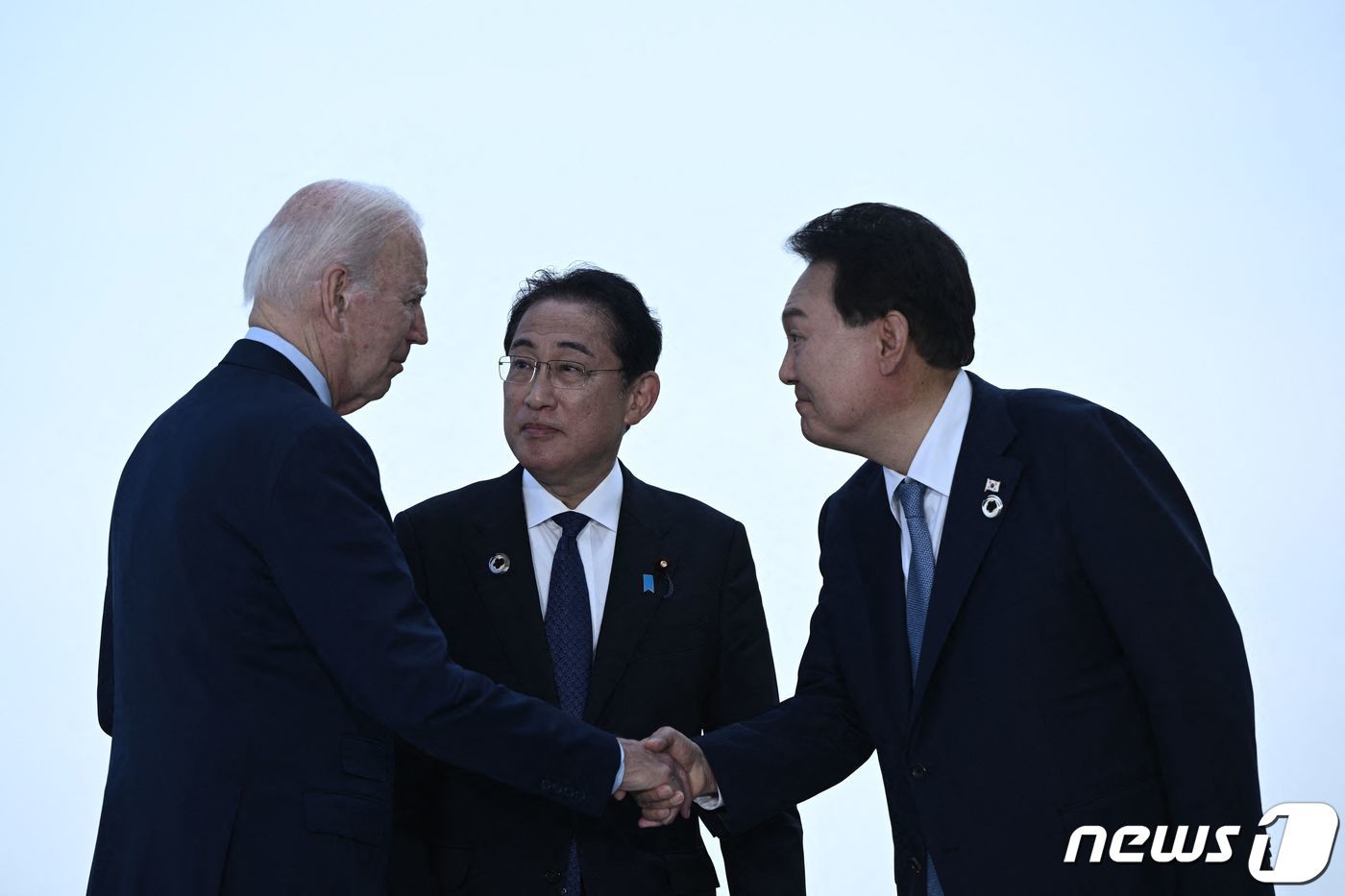 윤석열 대통령과 조 바이든 미국 대통령&#40;맨좌측&#41;, 기시다 후미오 일본 총리&#40;가운데&#41;가 21일 히로시마 주요 7개국&#40;G7&#41; 정상회의를 계기로 히로시마에서 열리는 3국 정상회담을 위해 만나 인사를 나누고 있다. ⓒ AFP=뉴스1 ⓒ News1 이동원 기자