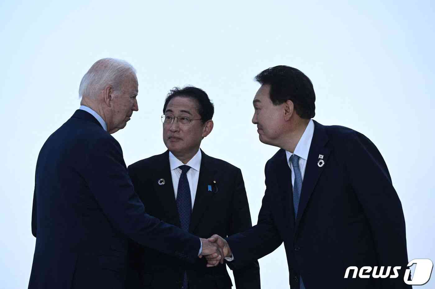 윤석열 대통령과 조 바이든 미국 대통령(맨좌측), 기시다 후미오 일본 총리(가운데)가 21일 히로시마 주요 7개국(G7) 정상회의를 계기로 히로시마에서 열리는 3국 정상회담을 위해 만나 인사를 나누고 있다. © AFP=뉴스1 © News1 이동원 기자