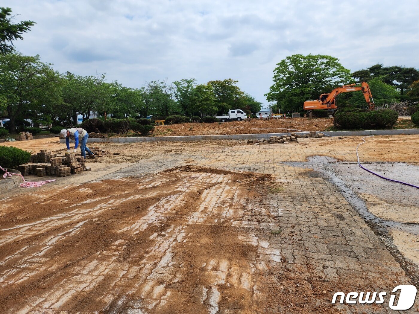 본문 이미지 - 철거된 ‘삽교천유역농업개발기념탑’ 주변에서 지난 20일 인부들이 마무리 작업을 진행하고 있다.2023.05.20. /뉴스1ⓒ 뉴스1 이찬선 기자