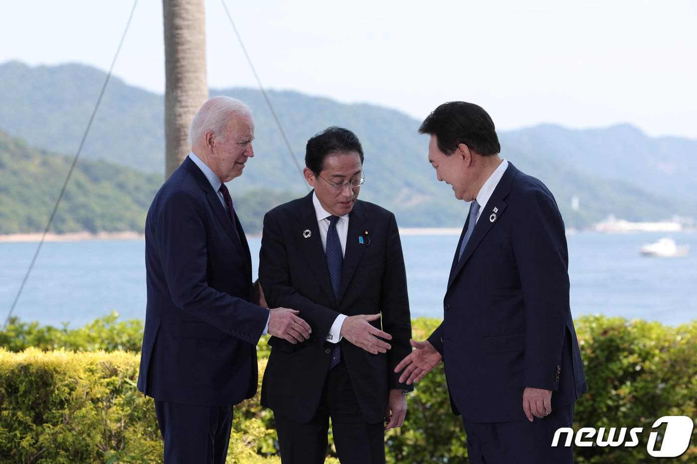 윤석열 대통령과 조 바이든 미국 대통령, 기시다 후미오 일본 총리가 21일 히로시마 G7 정상회의장인 그랜드 프린스 호텔에서 열린 한미일 정상회담에서 악수를 나누고 있다. &#40;대통령실 제공&#41; 2023.5.21/뉴스1 ⓒ News1 오대일 기자