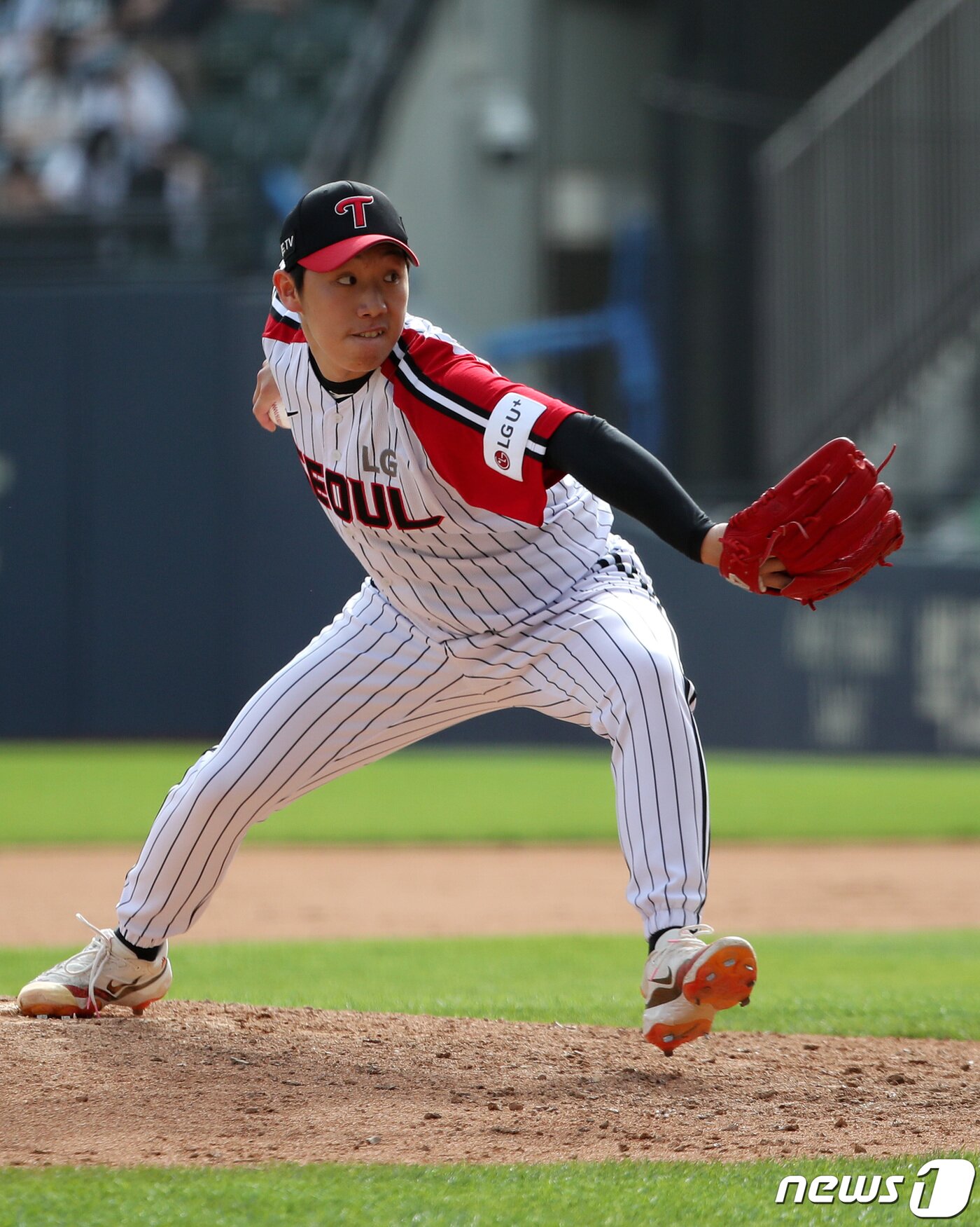 본문 이미지 - 12일 오후 서울 송파구 잠실야구장에서 열린 프로야구 '2023 신한 SOL KBO리그' 한화 이글스와 LG 트윈스의 경기에서 한화의 9회초 LG 박명근이 역투하고 있다. 2023.5.21/뉴스1 ⓒ News1 구윤성 기자