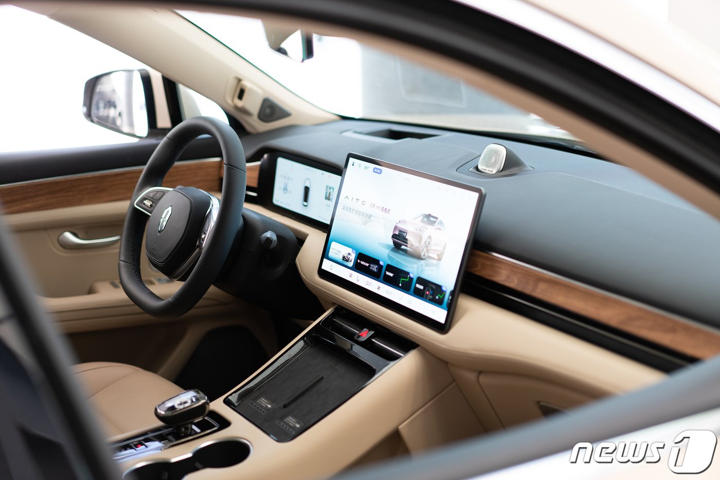 본문 이미지 - 화웨이 자율주행 시스템이 적용된 전기차도 진열돼 있다. 2023.5.18/뉴스1 ⓒ News1 이기범 기자