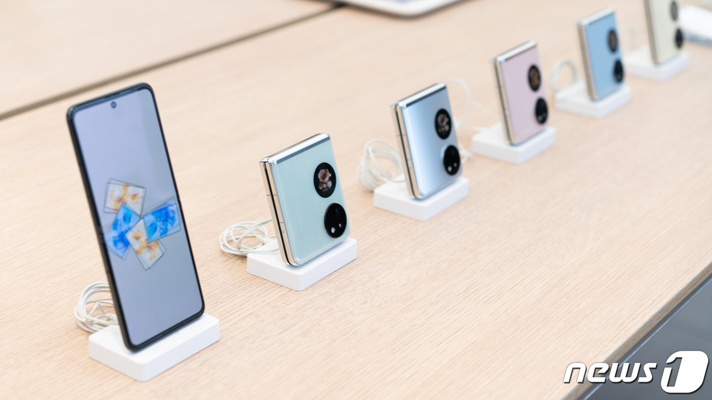 본문 이미지 - &#39;갤럭시Z 플립&#39; 시리즈를 연상시키는 화웨이 폴더블폰 제품 2023.5.18/뉴스1 ⓒ News1 이기범 기자