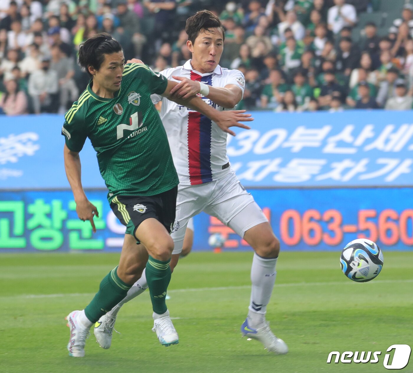 본문 이미지 - 21일 전북 전주시 전주월드컵경기장에서 열린 하나원큐 K리그1 전북현대와 수원FC의 경기에서 전북현대 조규성이 볼경합을 하고 있다. 2023.5.21/뉴스1 ⓒ News1 유경석 기자