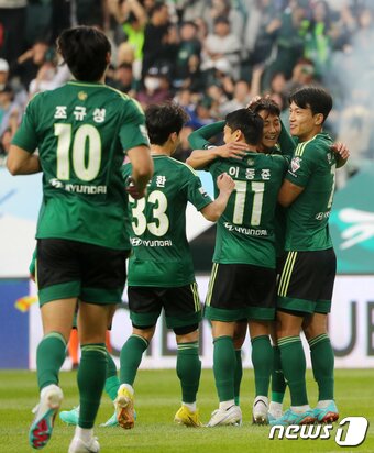 본문 이미지 - 21일 전북 전주시 전주월드컵경기장에서 열린 하나원큐 K리그1 전북현대와 수원FC의 경기에서 전북현대 백승호가 골을 넣고 동료들과 기쁨을 나누고 있다. 2023.5.21/뉴스1 ⓒ News1 유경석 기자