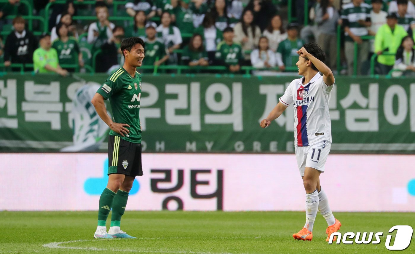 본문 이미지 - 21일 전북 전주시 전주월드컵경기장에서 열린 하나원큐 K리그1 전북현대와 수원FC의 경기에서 수원FC 이승우가 동점골을 넣은 뒤 전북현대 백승호와 대화를 나누고 있다. 2023.5.21/뉴스1 ⓒ News1 유경석 기자