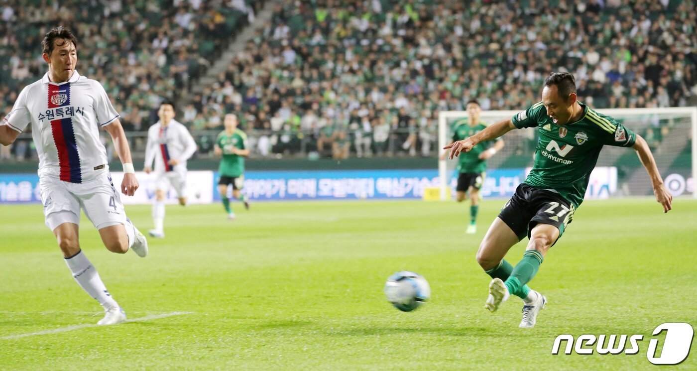 본문 이미지 - 21일 전북 전주시 전주월드컵경기장에서 열린 하나원큐 K리그1 전북현대와 수원FC의 경기에서 전북현대 문선민이 크로스를 하고 있다. 2023.5.21/뉴스1 ⓒ News1 유경석 기자
