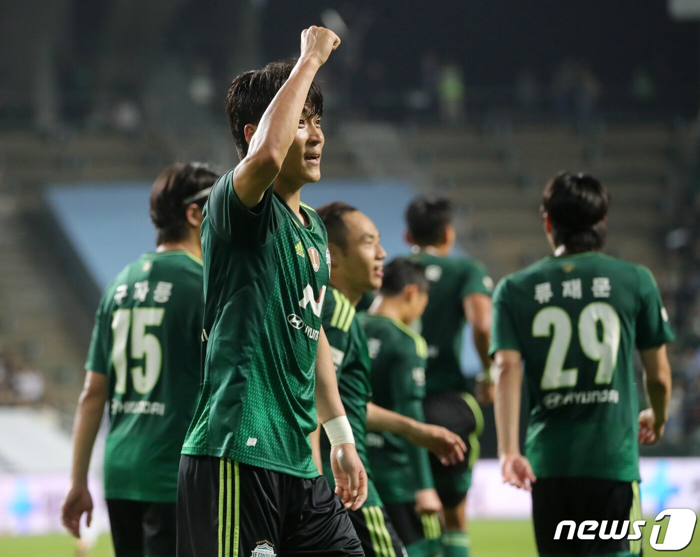 본문 이미지 - 21일 전북 전주시 전주월드컵경기장에서 열린 하나원큐 K리그1 전북현대와 수원FC의 경기에서 전북현대 박진섭이 골을 넣은 뒤 주먹을 쥐어 보이고 있다. 2023.5.21/뉴스1 ⓒ News1 유경석 기자