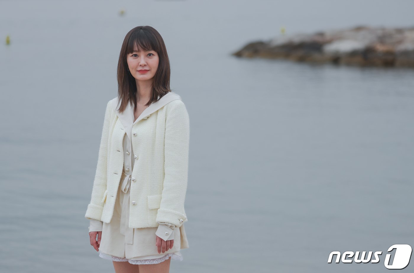 본문 이미지 - 21일 오후(현지시간) 제76회 칸 국제영화제가 열리고 있는 프랑스 남부 소도시 칸 ‘팔레 데 페스티발’(Palais des Festival) 영화진흥위원회 부스 해변에서 비평가 주간으로 선정된 영화 ‘잠’의 주연역을 맡은 배우 정유미가 인터뷰 촬영을 하고 있다. 2023.5.21/뉴스1 ⓒ News1 이준성 기자