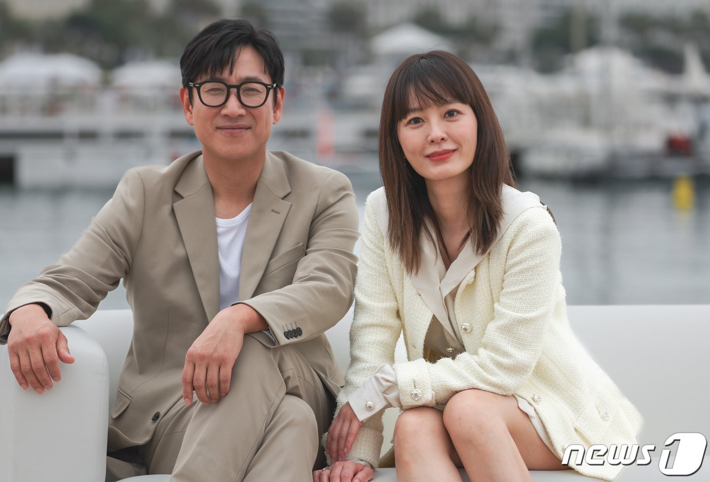 본문 이미지 - 21일 오후(현지시간) 제76회 칸 국제영화제가 열리고 있는 프랑스 남부 소도시 칸 ‘팔레 데 페스티발’(Palais des Festival) 영화진흥위원회 부스 해변에서 비평가 주간으로 선정된 영화 ‘잠’의 주연역을 맡은 배우 이선균과 정유미가 인터뷰 촬영을 하고 있다. 2023.5.21/뉴스1 ⓒ News1 이준성 기자