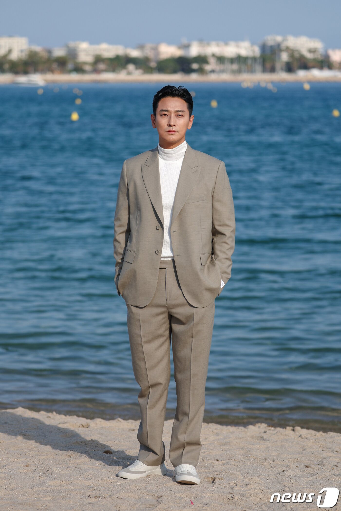 본문 이미지 - 21일 오후(현지시간) 제76회 칸 국제영화제가 열리고 있는 프랑스 남부 소도시 칸 ‘팔레 데 페스티발’(Palais des Festival) 영화진흥위원회 부스 해변에서 열린 칸영화제 공식 초청작 ‘탈출 : 프로젝트 사일런스’(탈출: The Project Silence)의 인터뷰 촬영에서 배우 주지훈이 포즈를 취하고 있다. 2023.5.22/뉴스1 ⓒ News1 이준성 기자