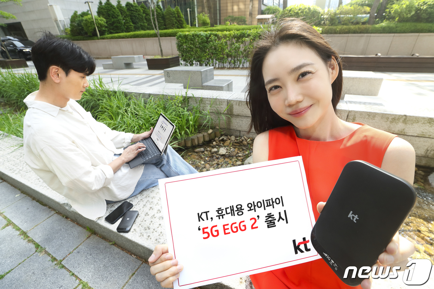(서울=뉴스1) = KT가 5G를 지원하는 휴대용 와이파이 ‘5G EGG(에그) 2’를 출시한다고 22일 밝혔다.5G 에그 2는 유심(USIM)을 꽂아 5G 데이터를 와이파이(Wi …