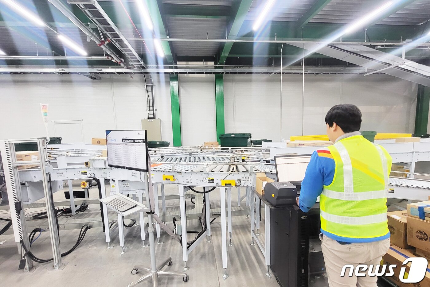 본문 이미지 - CJ대한통운 '스타벅스 남부권센터' 자동화 설비 (CJ대한통운 제공)  