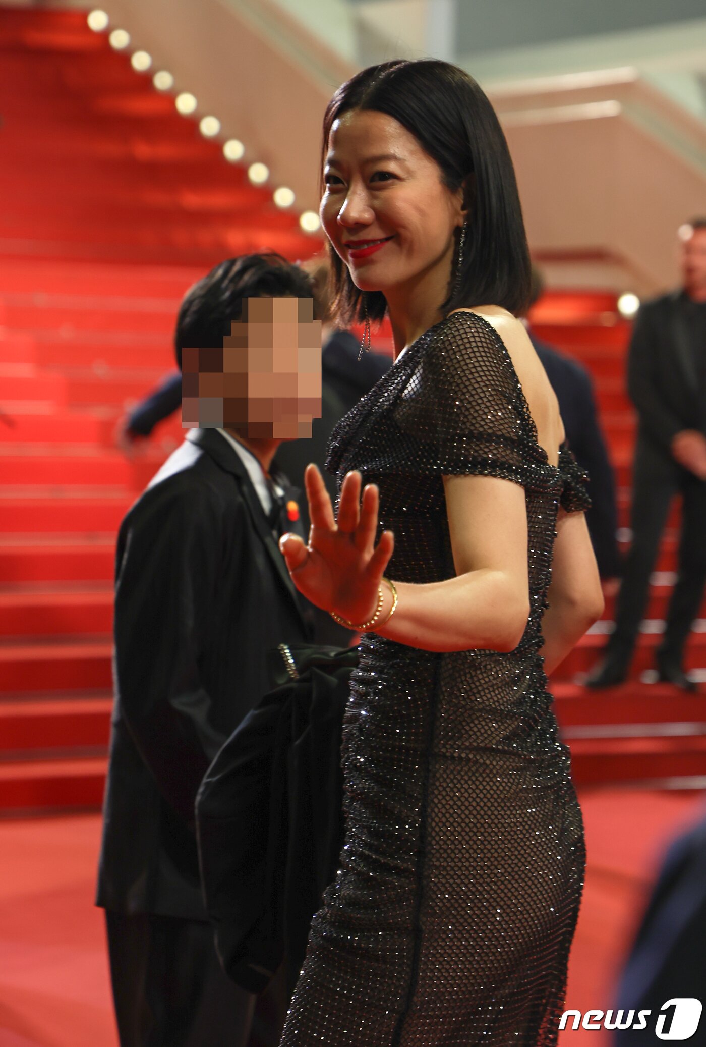 본문 이미지 - 21일 자정(현지시간) 프랑스 남부 소도시 칸 ‘팔레 데 페스티발’(Palais des Festival) 뤼미에르 대극장에서 열린 제76회 칸 국제영화제 미드나잇 스크리닝 부문 초청작 ‘탈출: 프로젝트 사일런스’ 시사회에서 영화 배우이자 이선균의 배우자인 전혜진이 아이들과 함께 레드 카펫에 오르고 있다. 2023.5.22/뉴스1 ⓒ News1 이준성 기자