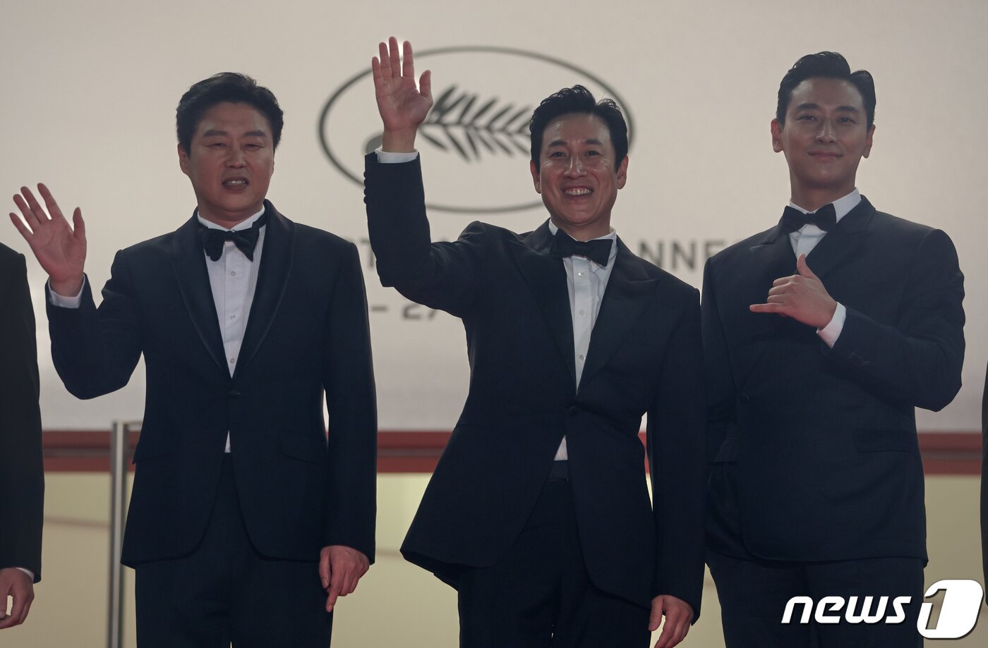 본문 이미지 - 21일 자정(현지시간) 프랑스 남부 소도시 칸 ‘팔레 데 페스티발’(Palais des Festival) 뤼미에르 대극장에서 열린 제76회 칸 국제영화제 미드나잇 스크리닝 부문 초청작 ‘탈출: 프로젝트 사일런스’ 시사회에서 배우 김희원, 이선균, 주지훈이 레드 카펫을 지난 뒤 인사를 하고 있다. 2023.5.22/뉴스1 ⓒ News1 이준성 기자