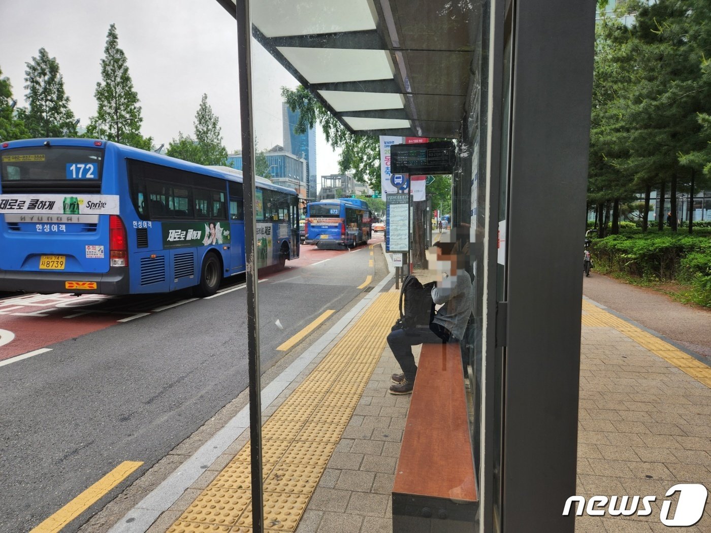 중국·몽골 고비 사막과 네이멍구 고원에서 발원한 황사가 우리나라까지 영향을 미치면서 22일 출근길에는 다시 마스크를 낀 사람들이 늘었다. 2023.05.22./뉴스1 ⓒNews1 유민주 기자