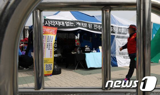 국회 국토교통위원회가 법안심사소위원회를 열고 '전세사기 피해 지원을 위한 특별법 제정안'에 대해 심사를 이어가고 있는 22일 서울 여의도 국회 앞에 위치한 농성장에서 전세사기·깡통전세 피해자들이 자리를 지키고 있다. 2023.5.22/뉴스1 © News1 이동해 기자