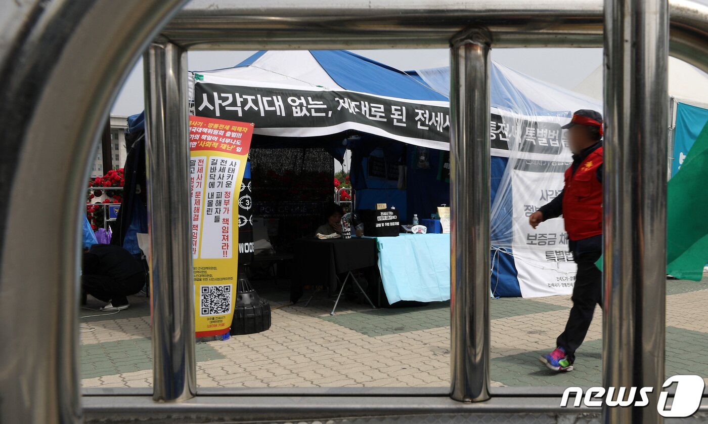 본문 이미지 - 국회 국토교통위원회가 법안심사소위원회를 열고 '전세사기 피해 지원을 위한 특별법 제정안'에 대해 심사를 이어가고 있는 22일 서울 여의도 국회 앞에 위치한 농성장에서 전세사기·깡통전세 피해자들이 자리를 지키고 있다. 2023.5.22/뉴스1 ⓒ News1 이동해 기자