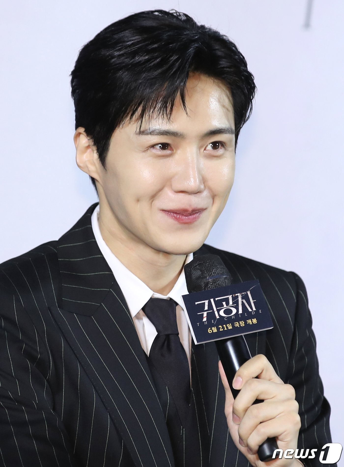 본문 이미지 - 배우 김선호가 22일 서울 광진구 롯데시네마 건대입구에서 열린 영화 '귀공자'(감독 박훈정) 제작보고회에서 미소를 짓고 있다. '귀공자'는 필리핀 불법 경기장을 전전하는 복싱 선수 마르코 앞에 정체불명의 남자 귀공자를 비롯한 각기 다른 목적을 지닌 세력들이 나타나 광기의 추격을 펼치는 이야기다. 2023.5.22/뉴스1 ⓒ News1 권현진 기자