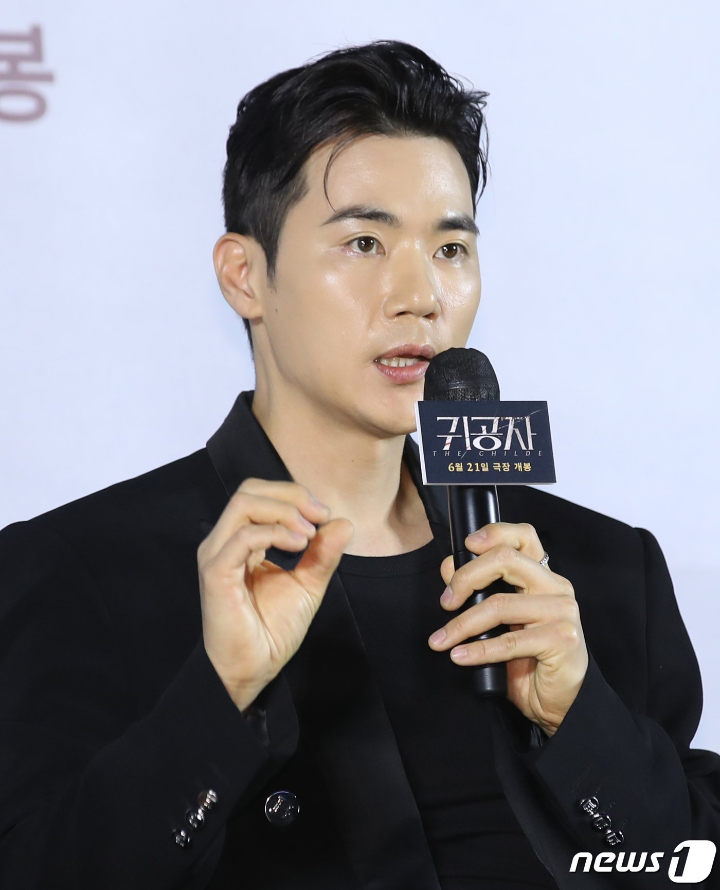 본문 이미지 - 배우 김강우가 22일 서울 광진구 롯데시네마 건대입구에서 열린 영화 '귀공자'(감독 박훈정) 제작보고회에서 극 중 캐릭터 소개를 하고 있다. '귀공자'는 필리핀 불법 경기장을 전전하는 복싱 선수 마르코 앞에 정체불명의 남자 귀공자를 비롯한 각기 다른 목적을 지닌 세력들이 나타나 광기의 추격을 펼치는 이야기다. 2023.5.22/뉴스1 ⓒ News1 권현진 기자