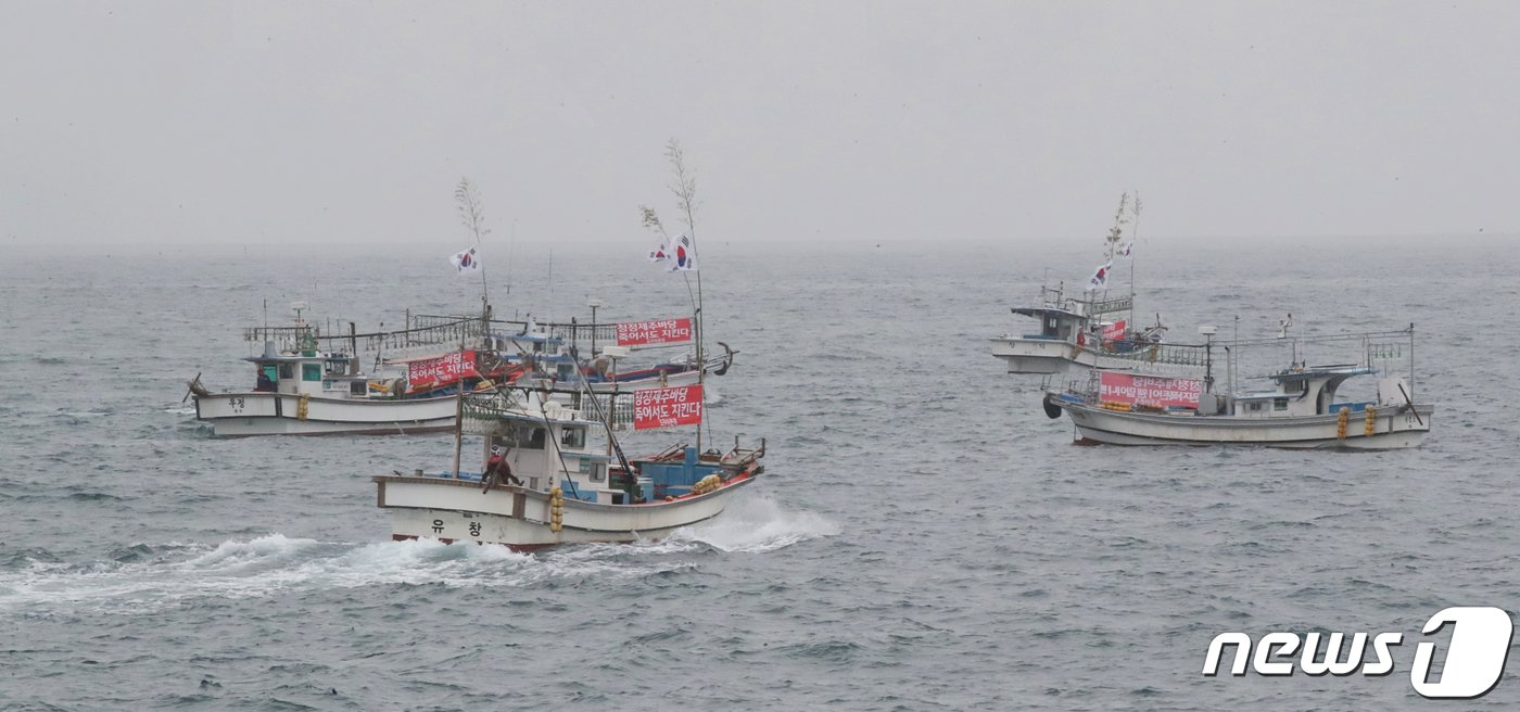 본문 이미지 - 도두어부회와 도두 어촌계 해녀들이 22일 오전 제주시 도두항을 출항해 일본 핵 오염수 방류 반대 해상 시위를 하고 있다. 2023.5.22/뉴스1