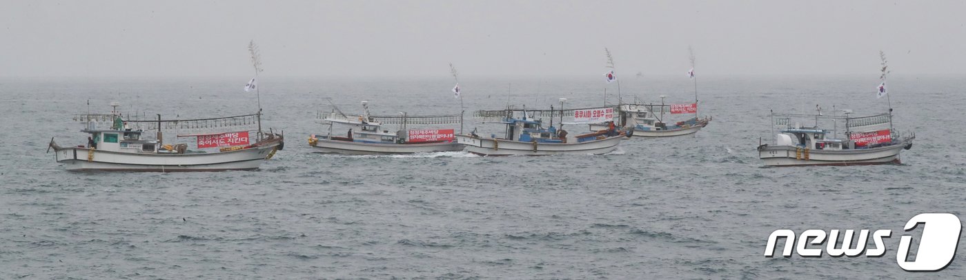 본문 이미지 - 도두어부회와 도두 어촌계 해녀들이 22일 오전 제주시 도두항을 출항해 일본 핵 오염수 방류 반대 해상 시위를 하고 있다. 2023.5.22/뉴스1