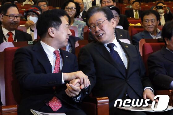 김기현 국민의힘 대표와 이재명 더불어민주당 대표가 22일 오전 서울 여의도 국회도서관에서 열린 '민주화추진협의회 결성 39주년 기념식'에서 두손을 잡고 대화를 나누고 있다. 2023.5.22/뉴스1 © News1 황기선 기자