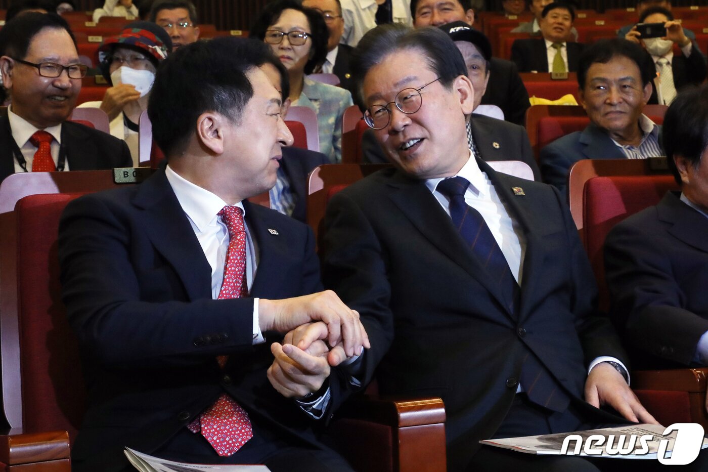 본문 이미지 - 김기현 국민의힘 대표와 이재명 더불어민주당 대표가 22일 오전 서울 여의도 국회도서관에서 열린 '민주화추진협의회 결성 39주년 기념식'에서 두손을 잡고 대화를 나누고 있다. 2023.5.22/뉴스1 ⓒ News1 황기선 기자