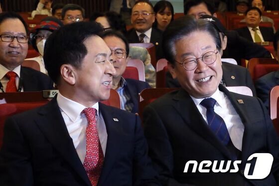 김기현 국민의힘 대표와 이재명 더불어민주당 대표가 22일 오전 서울 여의도 국회도서관에서 열린 '민주화추진협의회 결성 39주년 기념식'에서 대화를 나누고 있다. 2023.5.22/뉴스1 © News1 황기선 기자