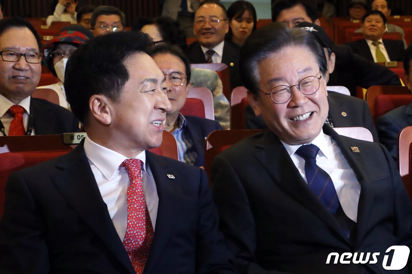 본문 이미지 - 김기현 국민의힘 대표와 이재명 더불어민주당 대표가 22일 오전 서울 여의도 국회도서관에서 열린 '민주화추진협의회 결성 39주년 기념식'에서 대화를 나누고 있다. 2023.5.22/뉴스1 ⓒ News1 황기선 기자