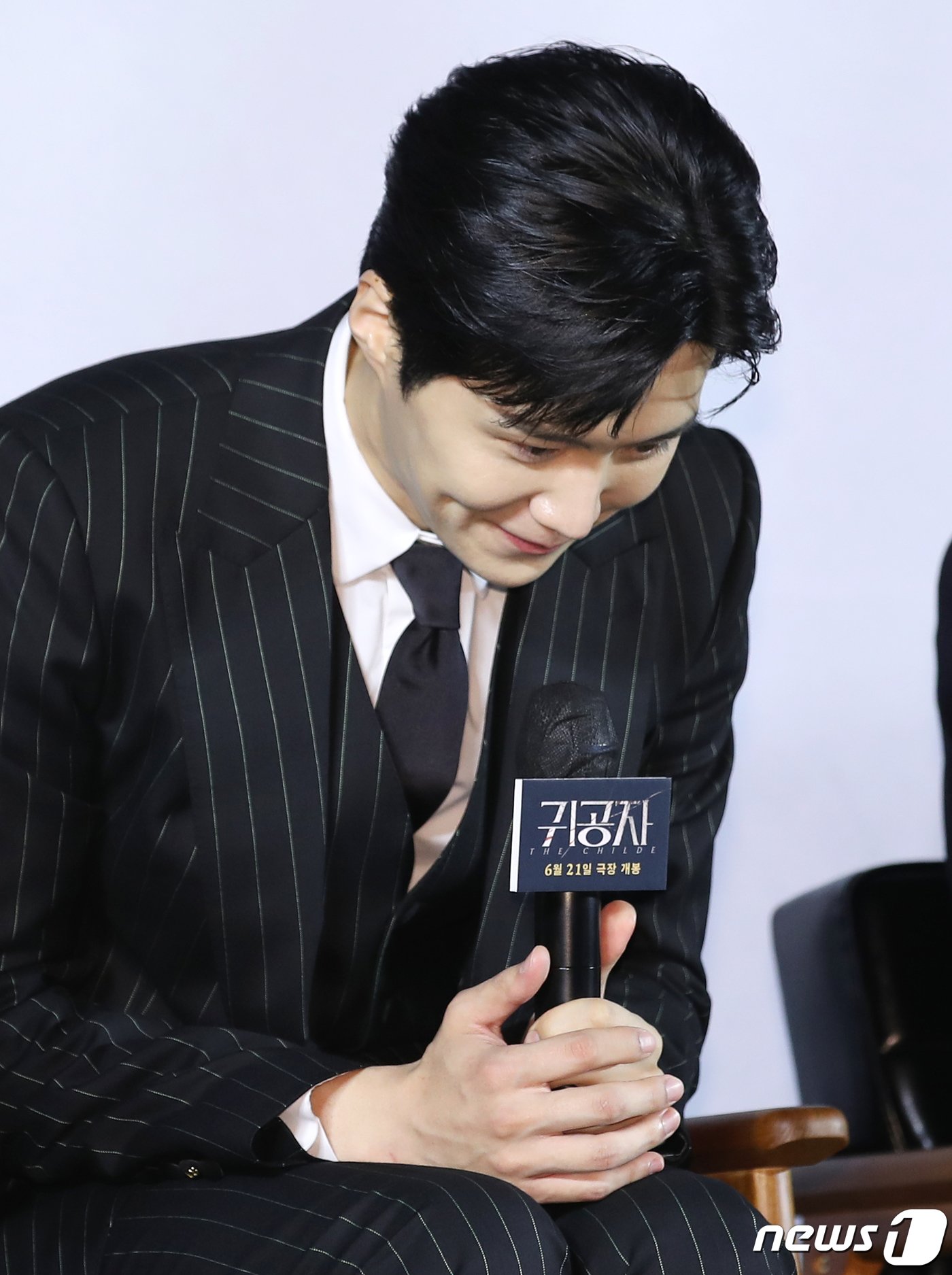 본문 이미지 - 배우 김선호가 22일 서울 광진구 롯데시네마 건대입구에서 열린 영화 '귀공자'(감독 박훈정) 제작보고회에서 인사를 하고 있다. '귀공자'는 필리핀 불법 경기장을 전전하는 복싱 선수 마르코 앞에 정체불명의 남자 귀공자를 비롯한 각기 다른 목적을 지닌 세력들이 나타나 광기의 추격을 펼치는 이야기다. 2023.5.22/뉴스1 ⓒ News1 권현진 기자