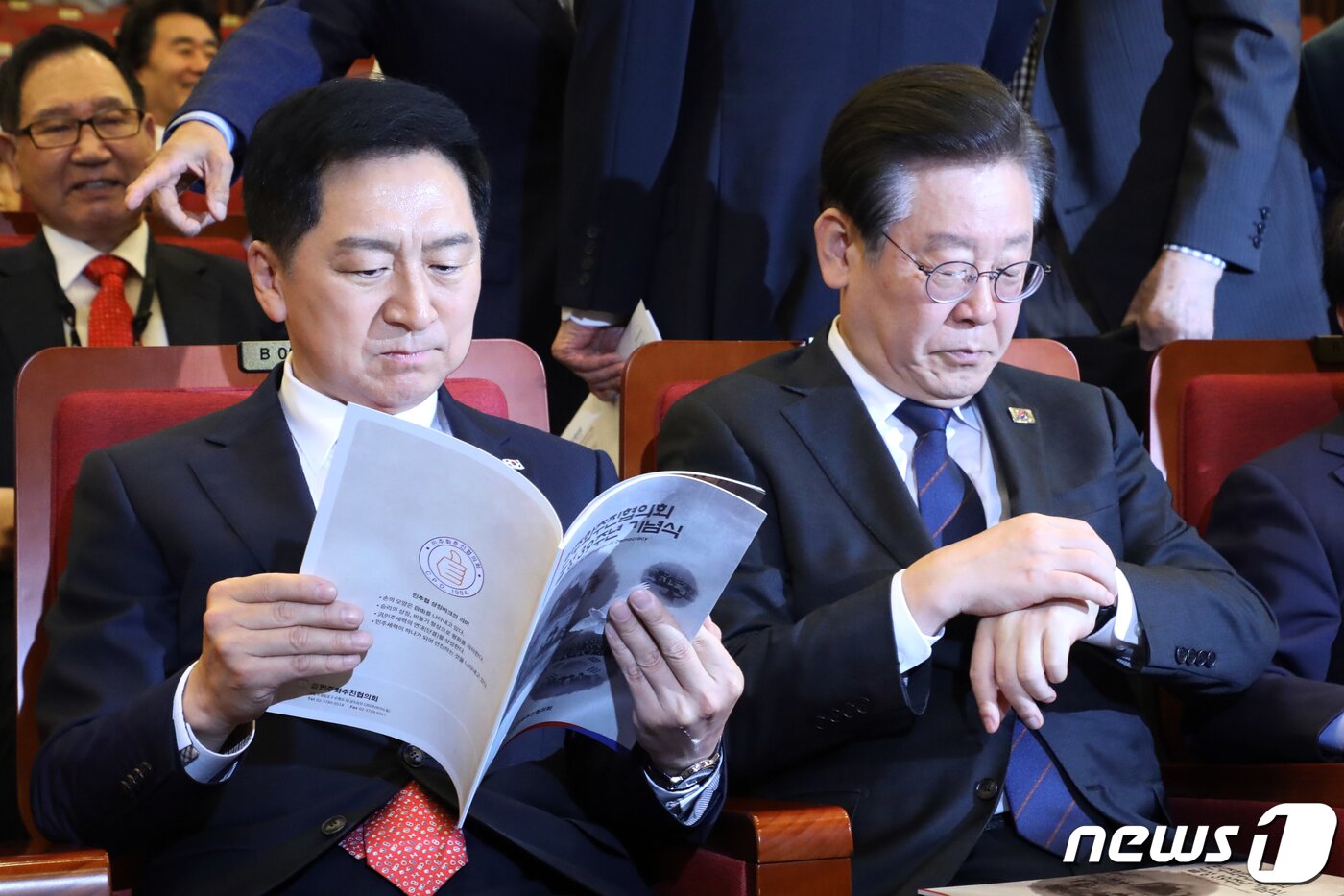 본문 이미지 - 김기현 국민의힘 대표와 이재명 더불어민주당 대표가 22일 오전 서울 여의도 국회도서관에서 열린 '민주화추진협의회 결성 39주년 기념식'에 자리하고 있다. 2023.5.22/뉴스1 ⓒ News1 황기선 기자