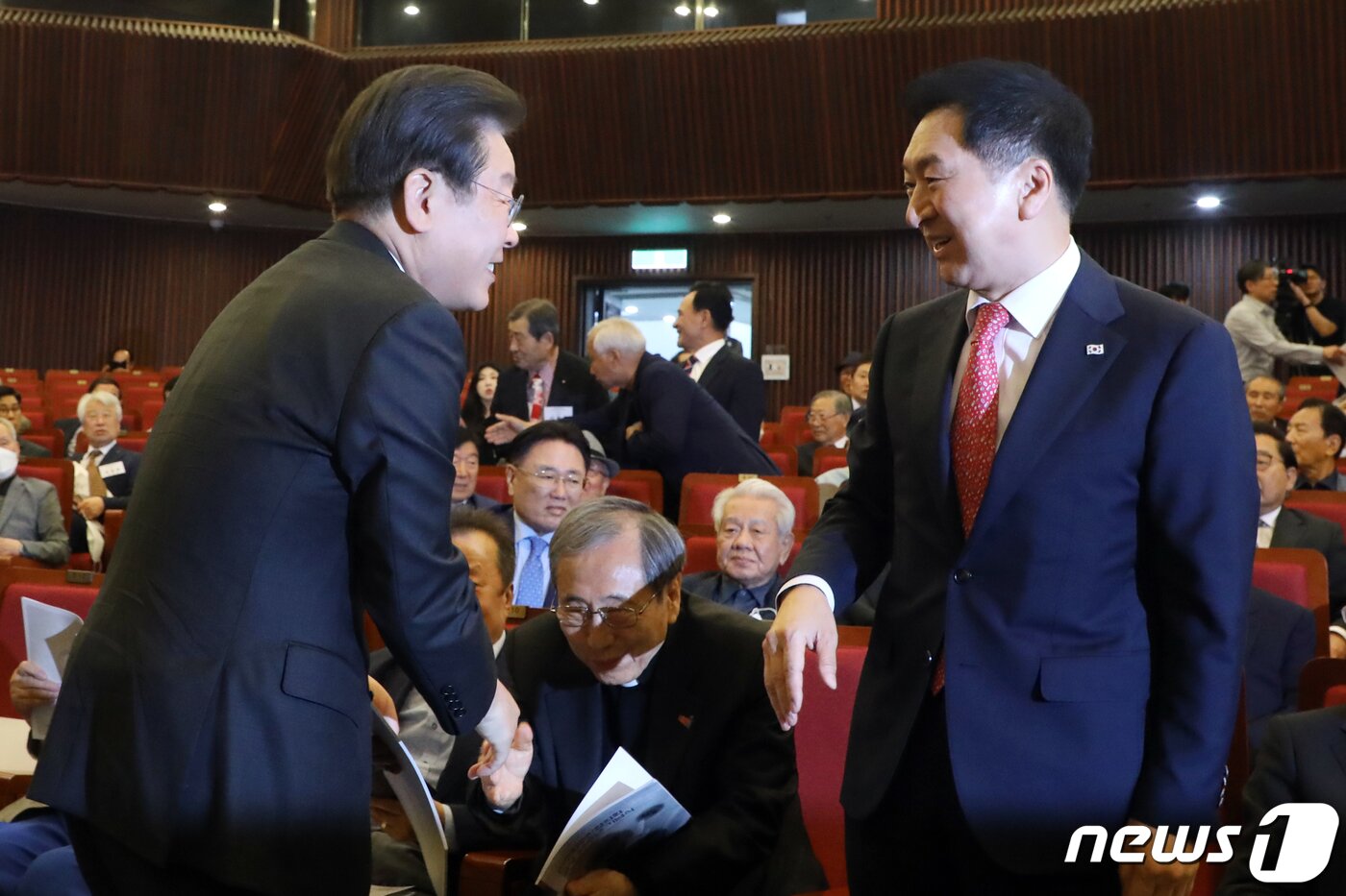 본문 이미지 - 김기현 국민의힘 대표와 이재명 더불어민주당 대표가 22일 오전 서울 여의도 국회도서관에서 열린 '민주화추진협의회 결성 39주년 기념식'에서 인사를 나누고 있다. 2023.5.22/뉴스1 ⓒ News1 황기선 기자