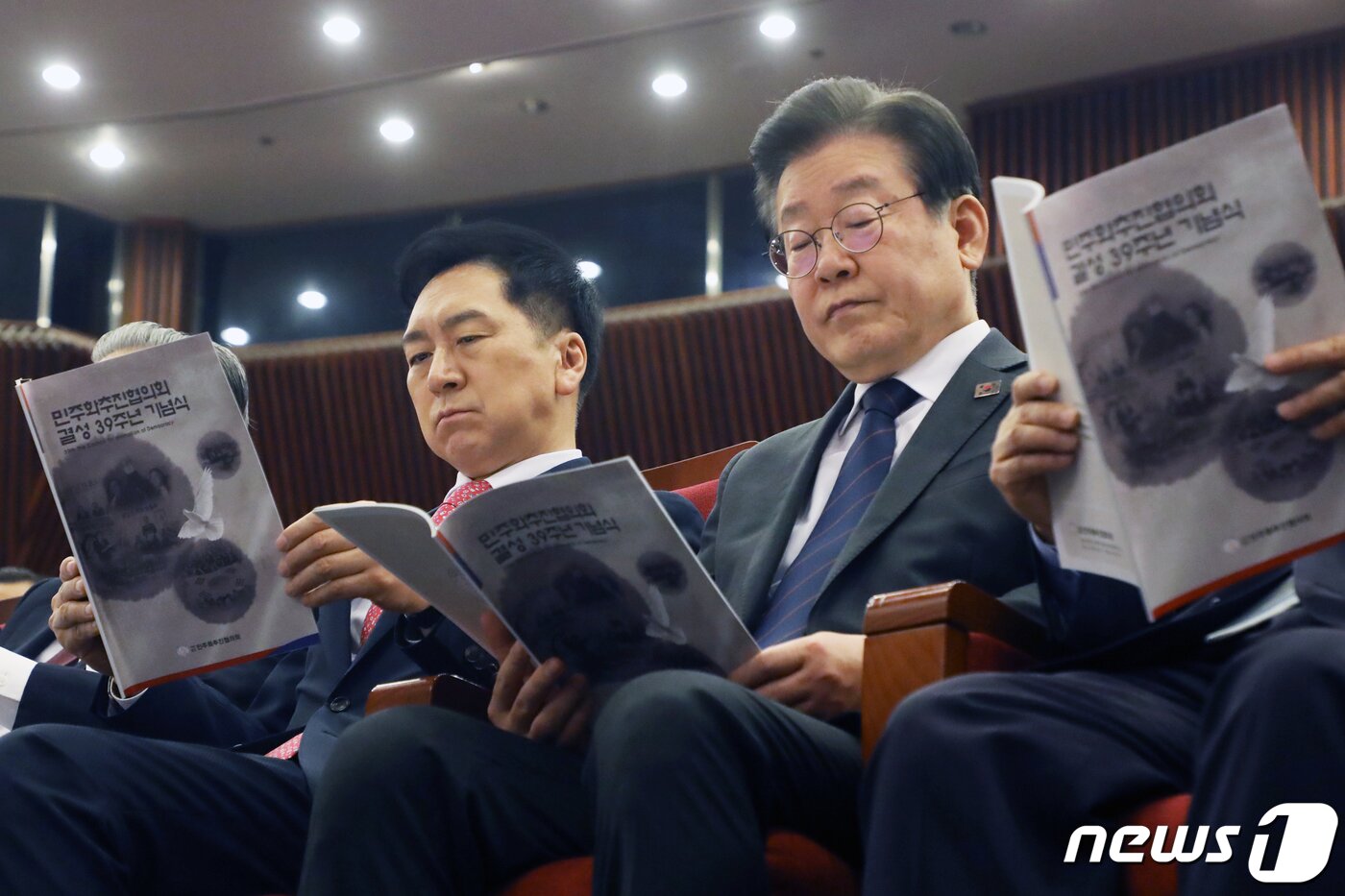 본문 이미지 - 김기현 국민의힘 대표와 이재명 더불어민주당 대표가 22일 오전 서울 여의도 국회도서관에서 열린 '민주화추진협의회 결성 39주년 기념식'에 자리하고 있다. 2023.5.22/뉴스1 ⓒ News1 황기선 기자