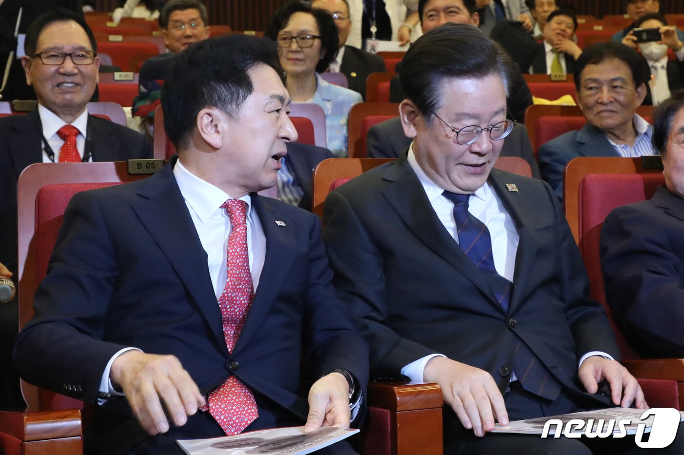 본문 이미지 - 김기현 국민의힘 대표와 이재명 더불어민주당 대표가 22일 오전 서울 여의도 국회도서관에서 열린 '민주화추진협의회 결성 39주년 기념식'에서 대화를 나누고 있다. 2023.5.22/뉴스1 ⓒ News1 황기선 기자