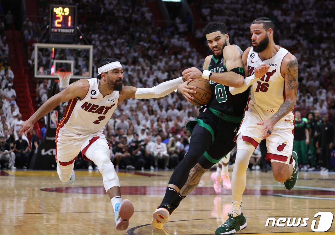 본문 이미지 - 보스턴 셀틱스(가운데)는 동부 콘퍼런스 결승에서 3연패로 탈락 위기에 몰렸다. ⓒ AFP=뉴스1