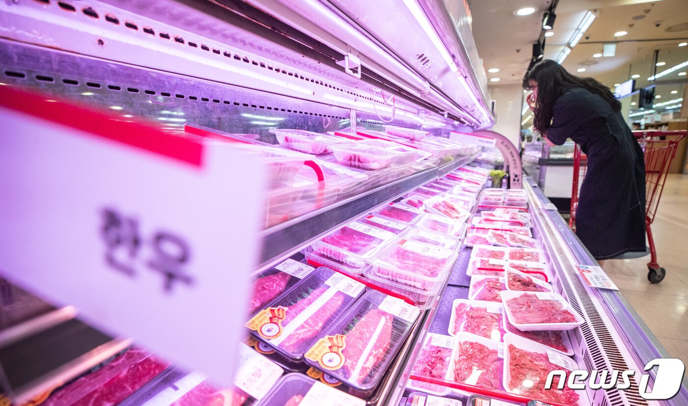 본문 이미지 - 지난달 22일 오전 서울의 한 대형마트에서 한우 고기가 판매되고 있는 모습. 2023.5.22/뉴스1 ⓒ News1 이재명 기자