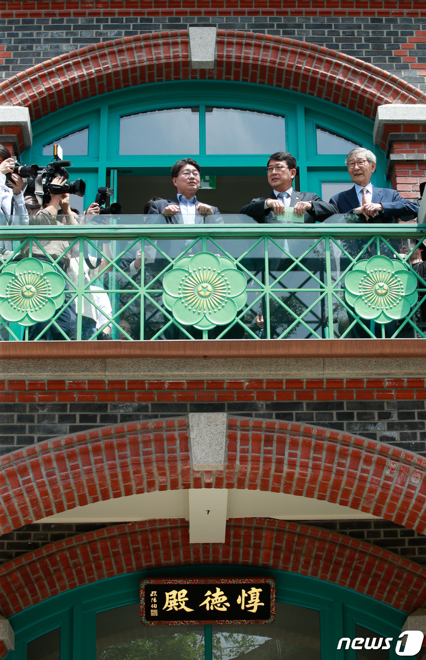 (서울=뉴스1) 안은나 기자 = 정성조 궁능유적본부장(왼쪽부터), 최응천 문화재청장, 김종규 문화유산 국민신탁 이사장이 22일 서울 중구 덕수궁 돈덕전에서 돈덕전 재건 기념 현판 …