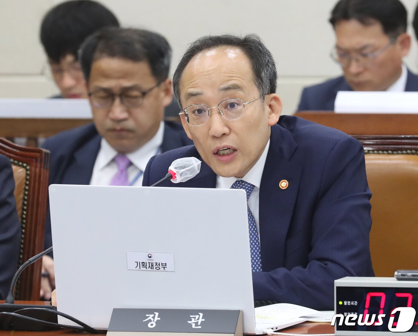 본문 이미지 - 추경호 경제부총리 겸 기획재정부 장관이 22일 오전 서울 여의도 국회에서 열린 기획재정위원회 전체회의에서 의원들의 질의에 답변하고 있다. 2023.5.22/뉴스1 ⓒ News1 송원영 기자